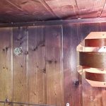 Saunabrand - Lampe und Verkohlung und die hölzerne Decke in der Sauna