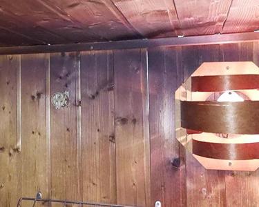 Saunabrand - Lampe und Verkohlung und die hölzerne Decke in der Sauna