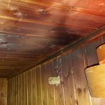 Saunabrand - Ein Bild von einer schon verkohlten Stelle in der Sauna an der Wand und Decke