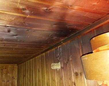 Saunabrand - Ein Bild von einer schon verkohlten Stelle in der Sauna an der Wand und Decke