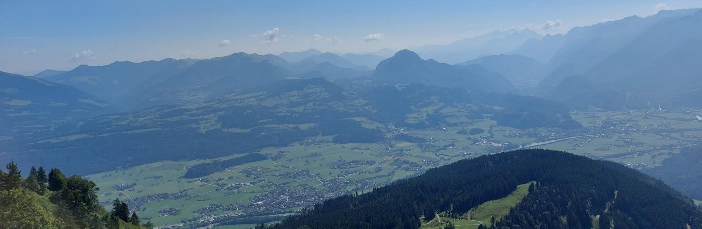 Blick vom Berg auf das Tal in den Alpen bei Berchtesgaden